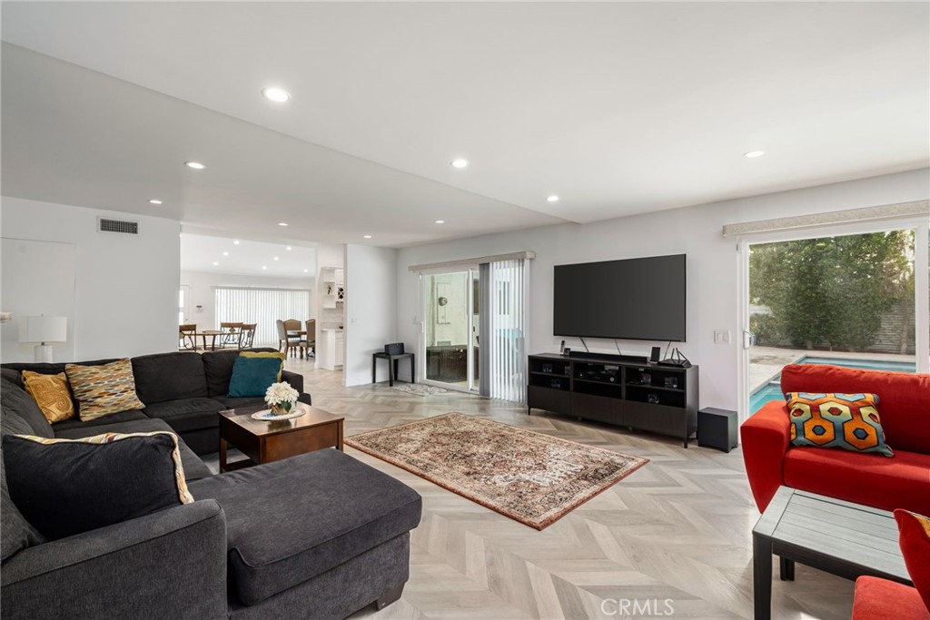 2303 N Magnolia