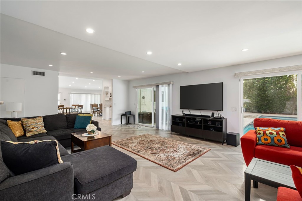 2303 N Magnolia