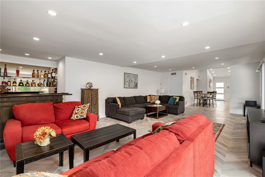 2303 N Magnolia