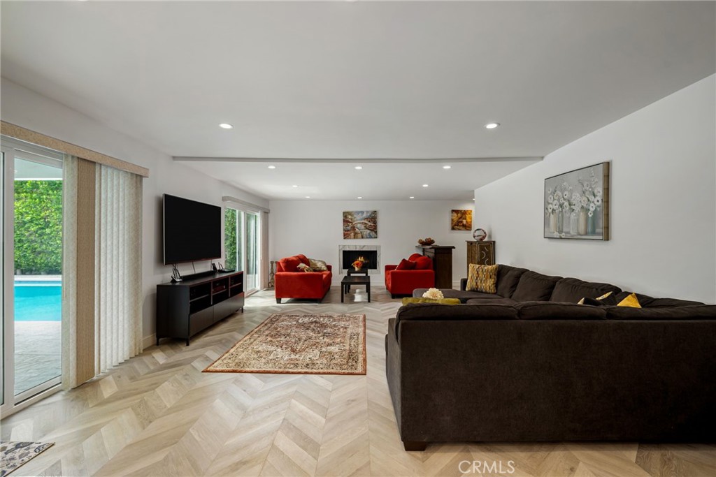 2303 N Magnolia