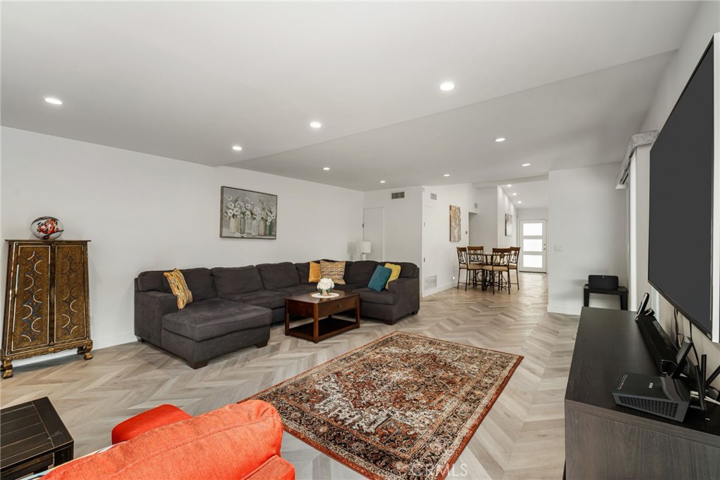 2303 N Magnolia