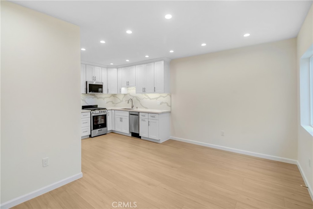 1013 E Angeleno Avenue