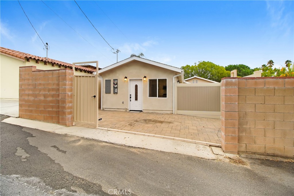 1013 E Angeleno Avenue