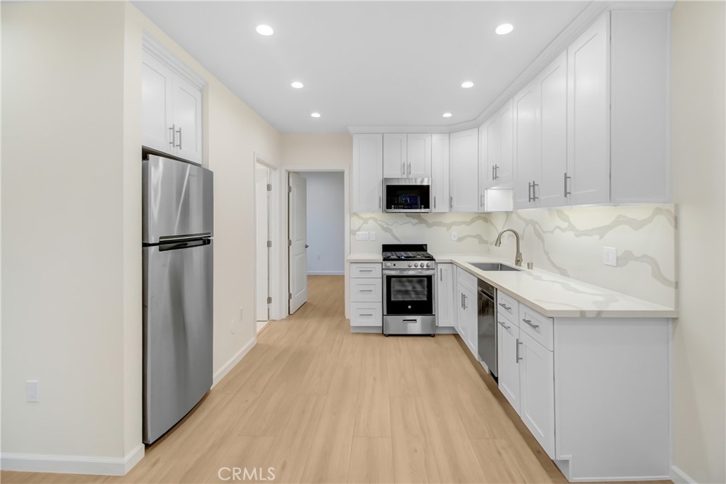 1013 E Angeleno Avenue