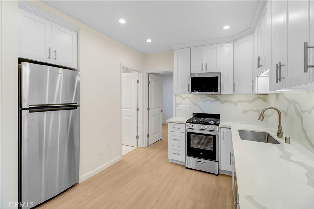 1013 E Angeleno Avenue