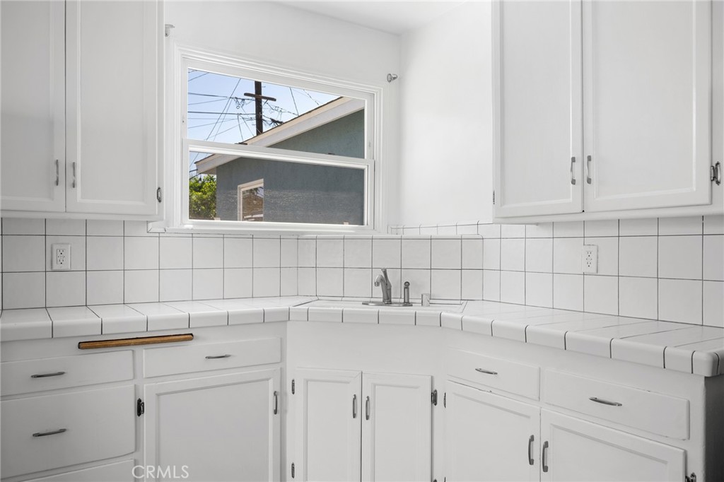 6438 Densmore