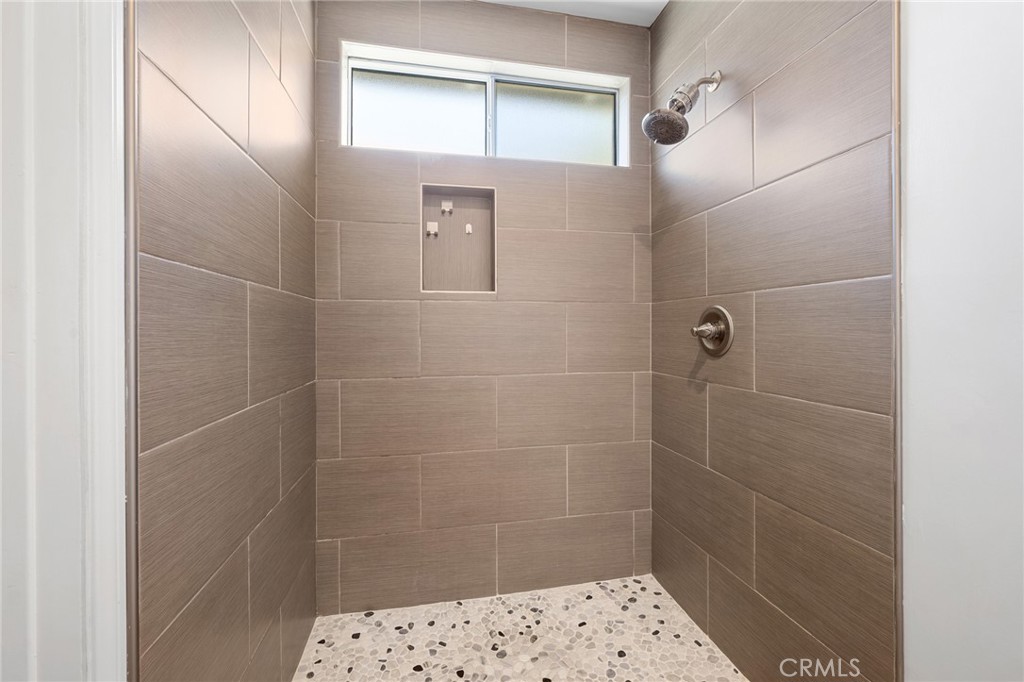 6438 Densmore