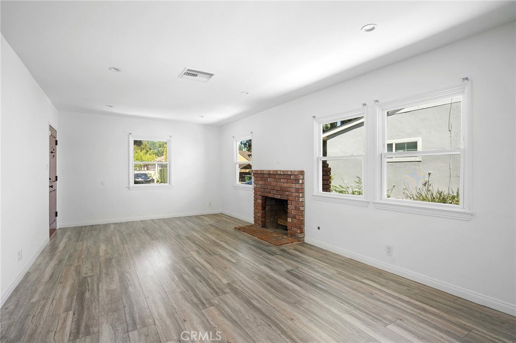 6438 Densmore