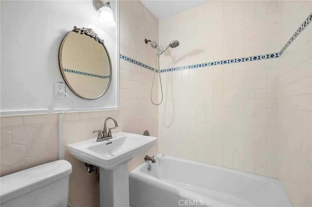 6438 Densmore