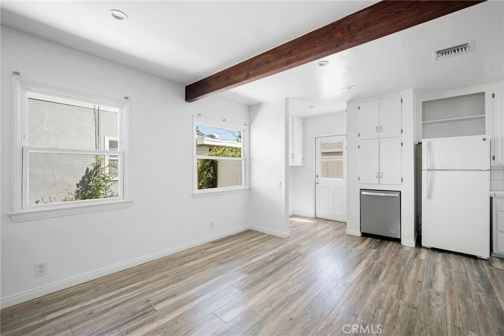 6438 Densmore