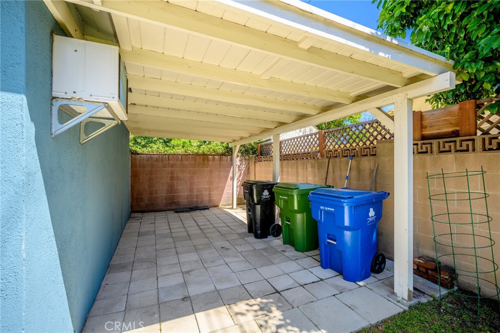 6438 Densmore