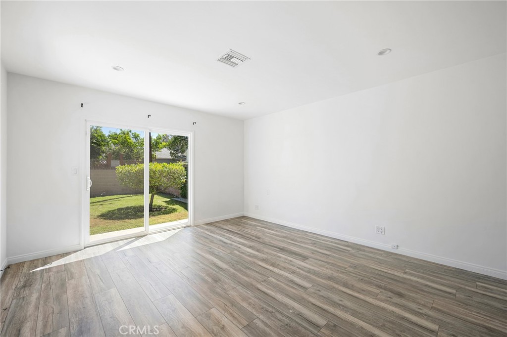 6438 Densmore