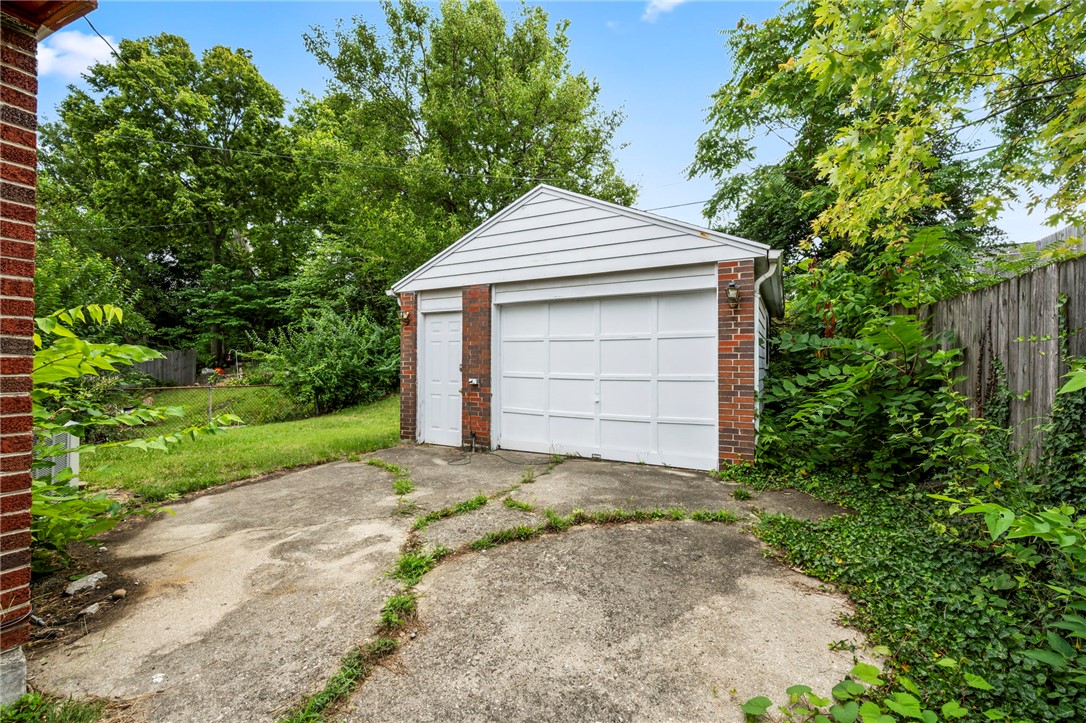 246 N Cherrywood Avenue