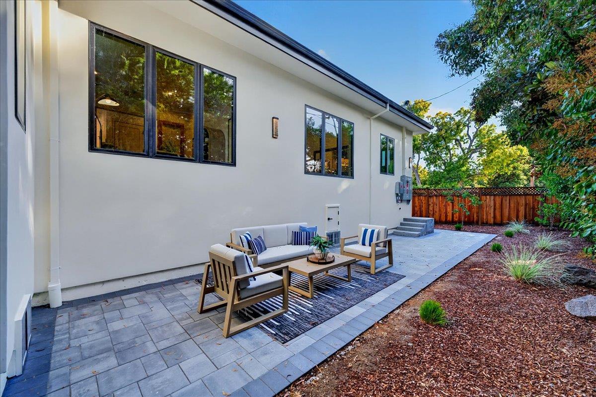 1084 Moffett CIR