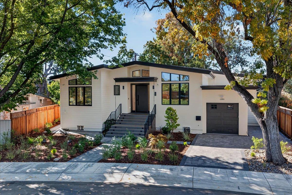 1084 Moffett CIR