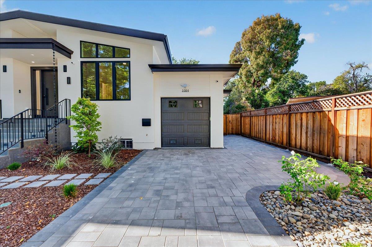 1084 Moffett CIR