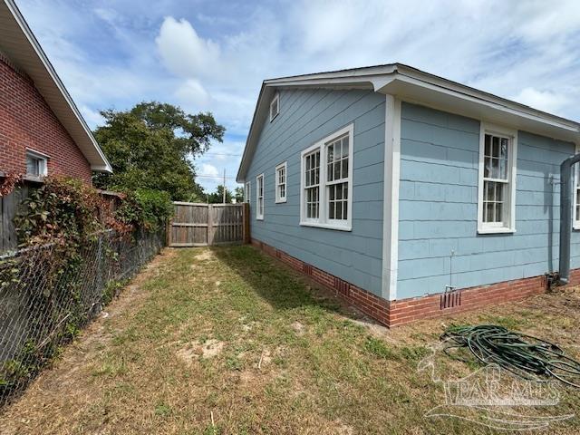 1909 E Hernandez