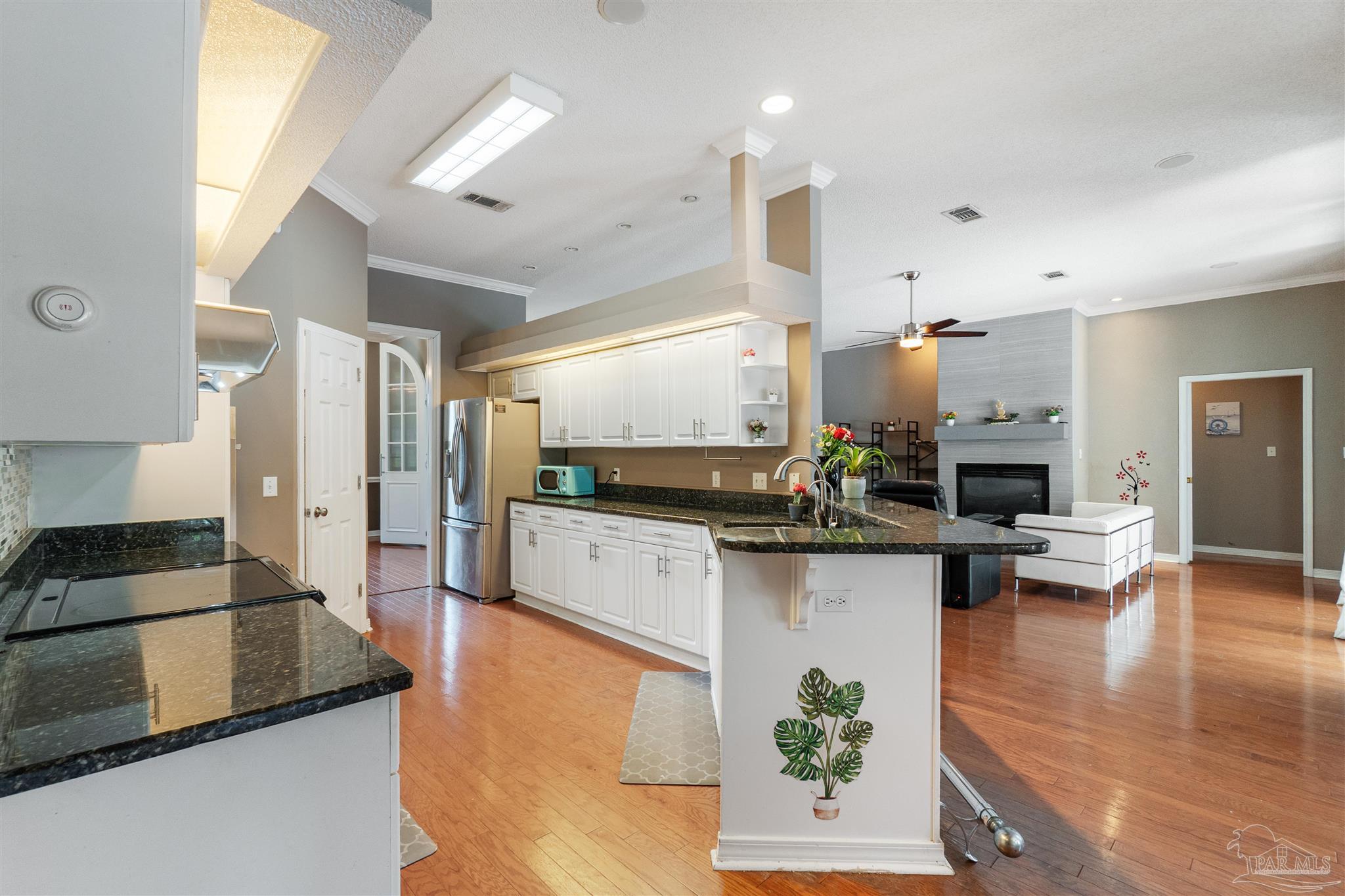 3377 Crestview Ln
