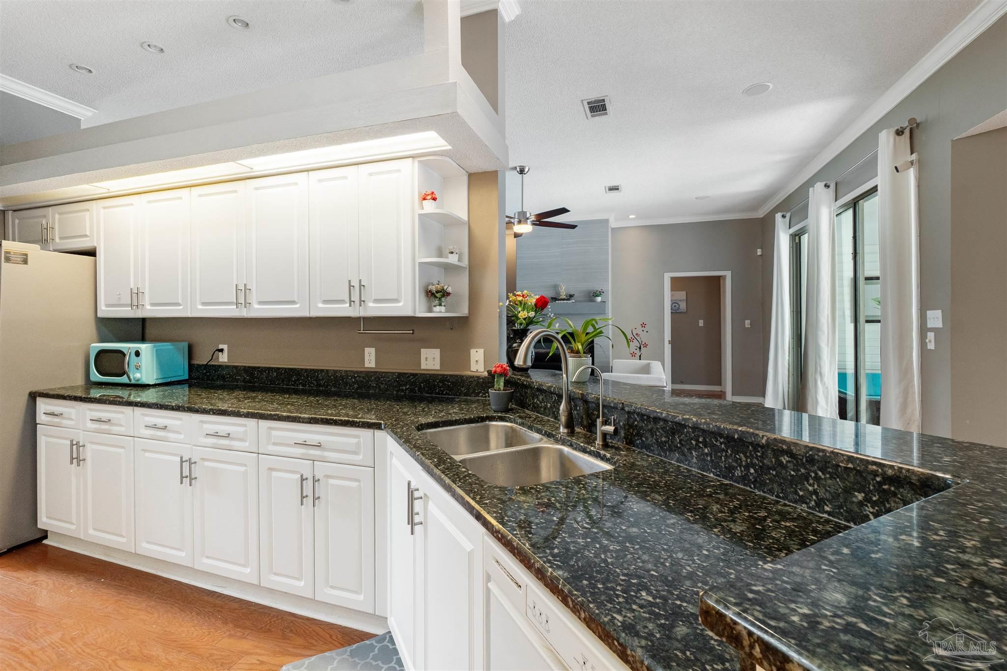 3377 Crestview Ln