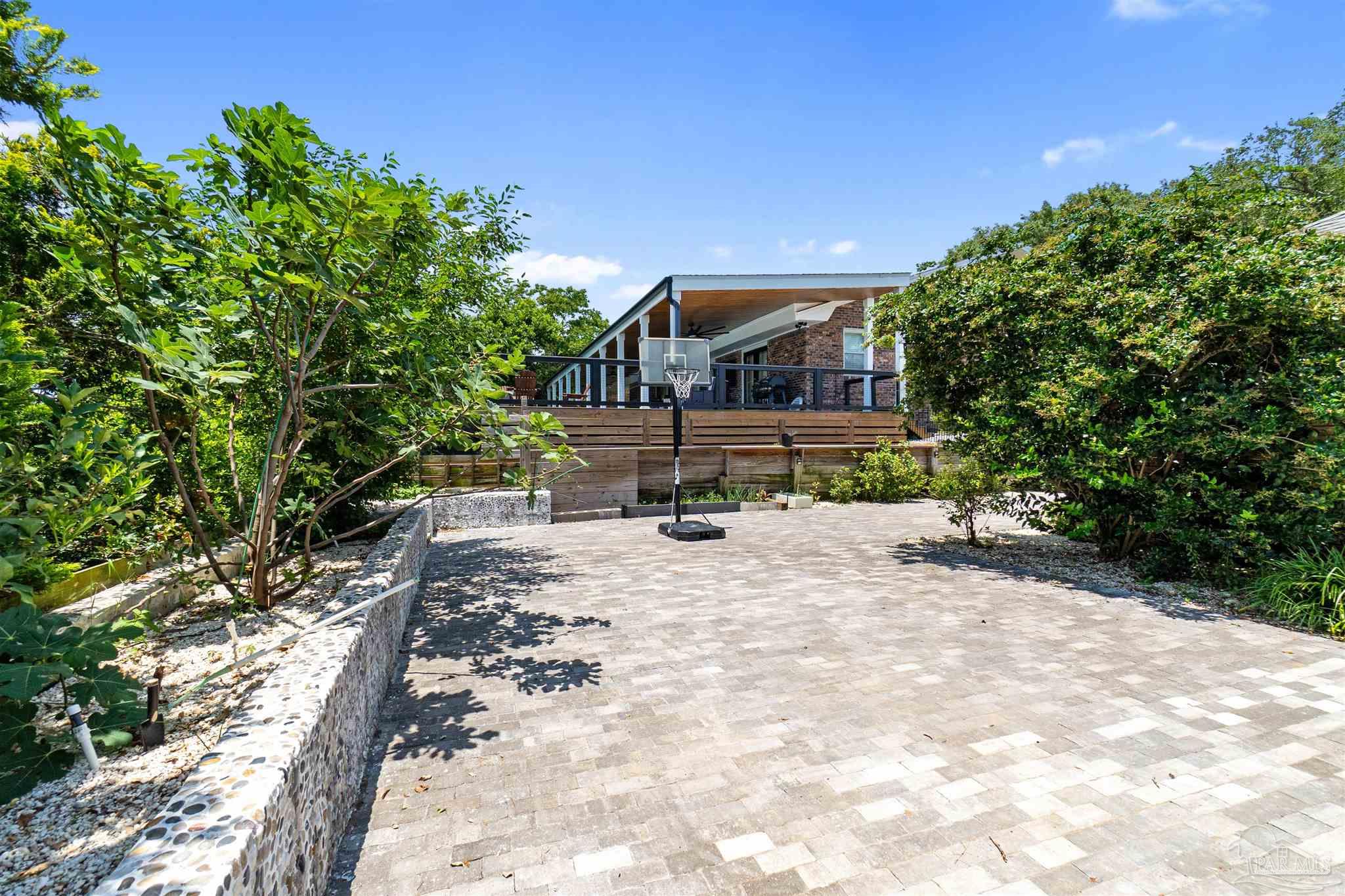3377 Crestview Ln