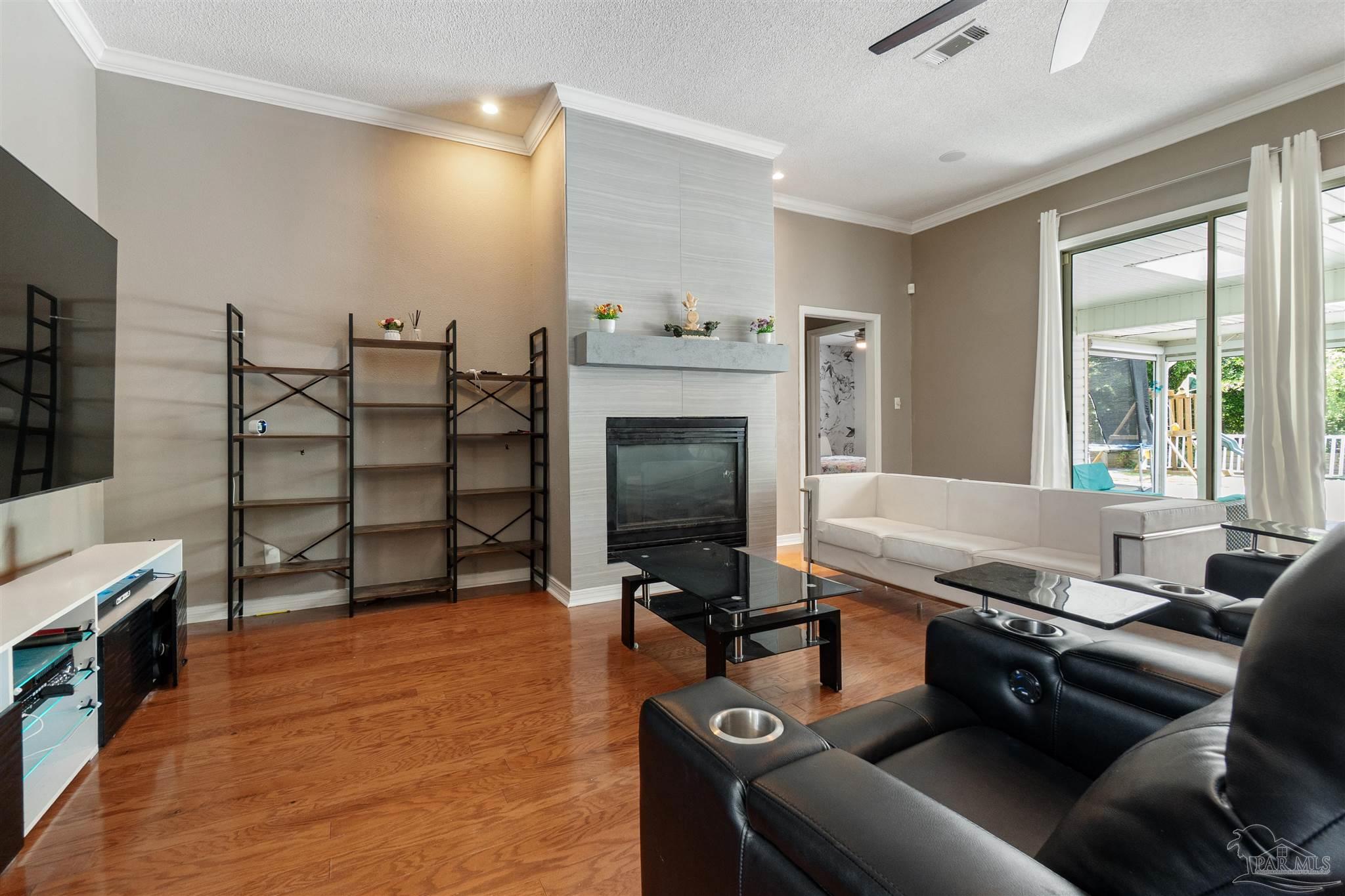 3377 Crestview Ln