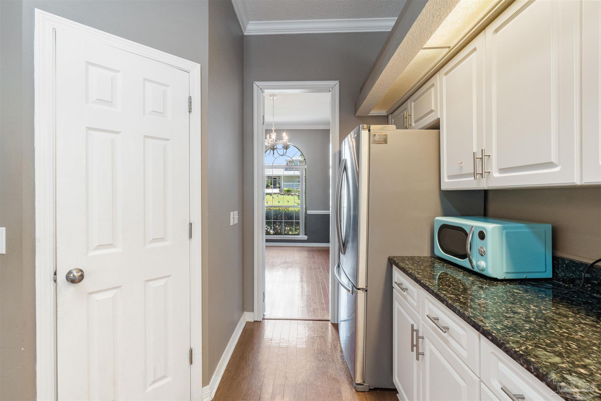 3377 Crestview Ln