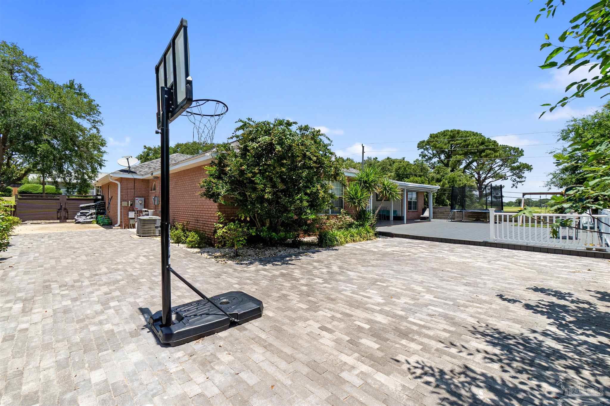 3377 Crestview Ln