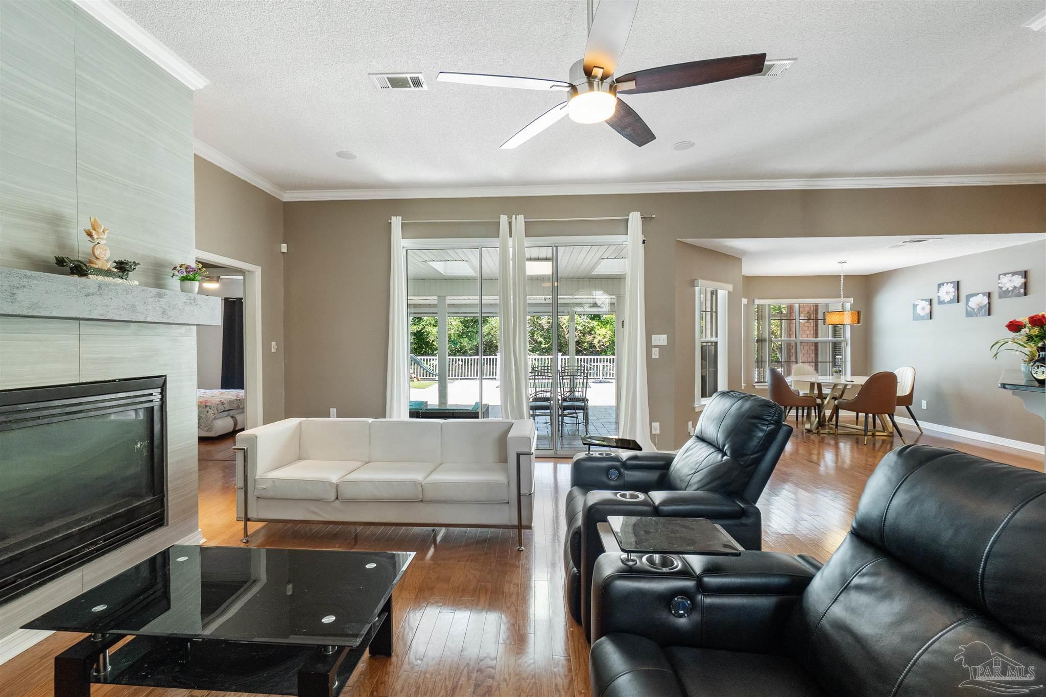 3377 Crestview Ln
