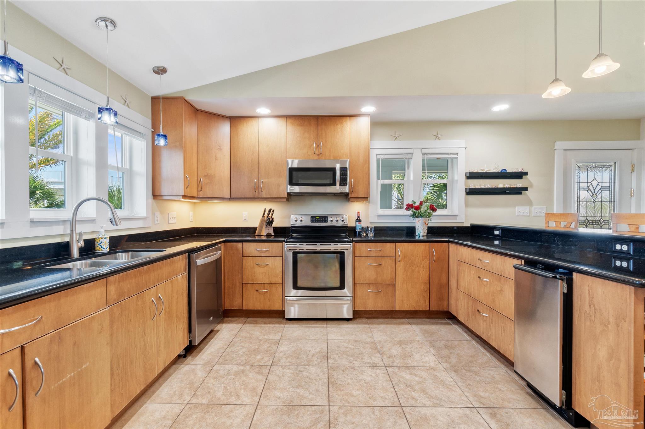 808 Via Deluna Dr
