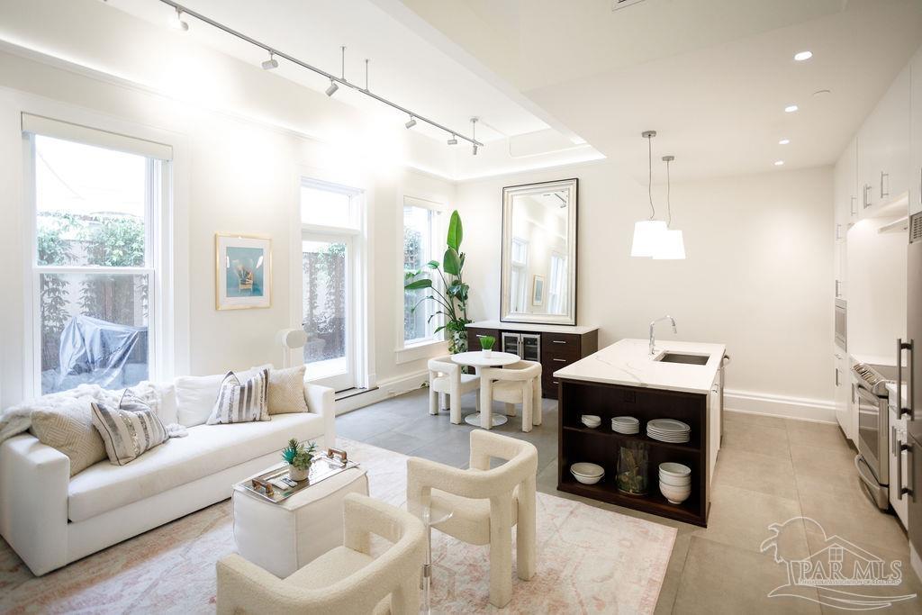17 Palafox Pl # 209