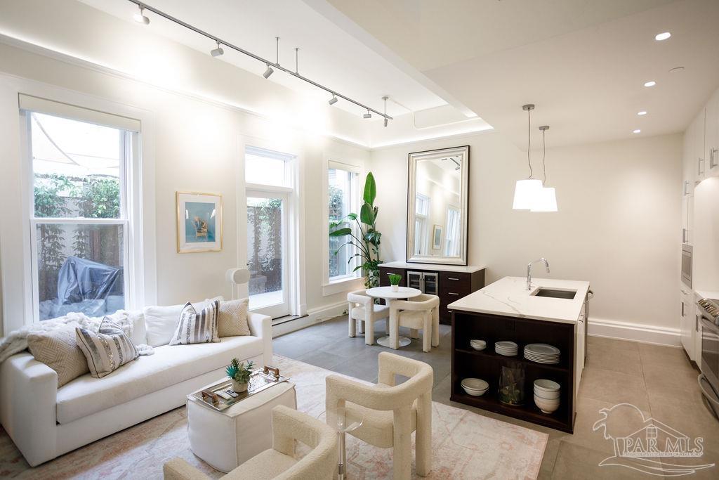 17 Palafox Pl # 209