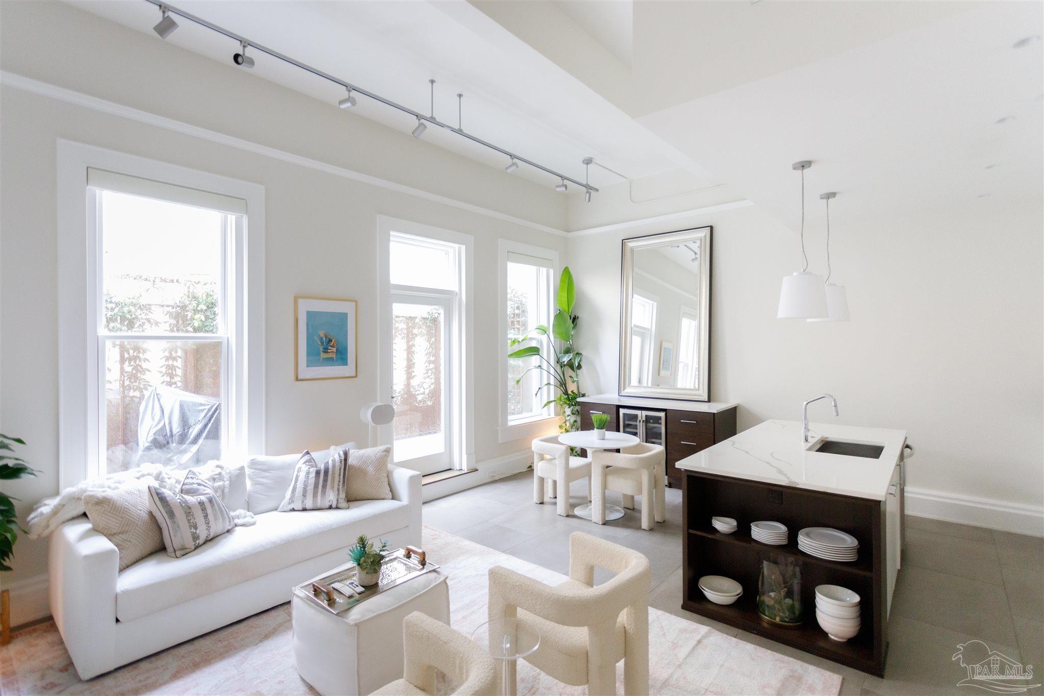 17 Palafox Pl # 209