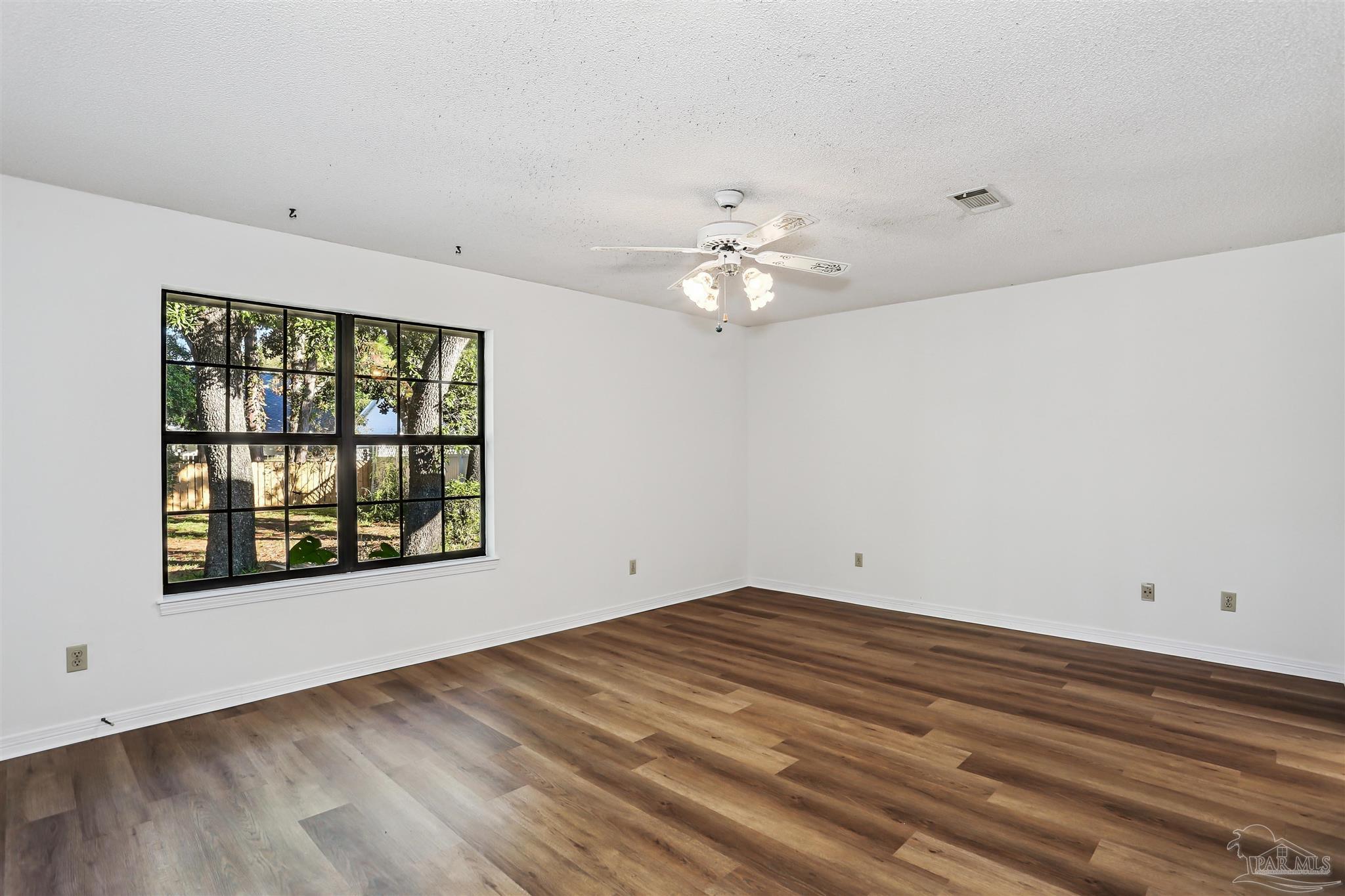 1328 Tiger Ln