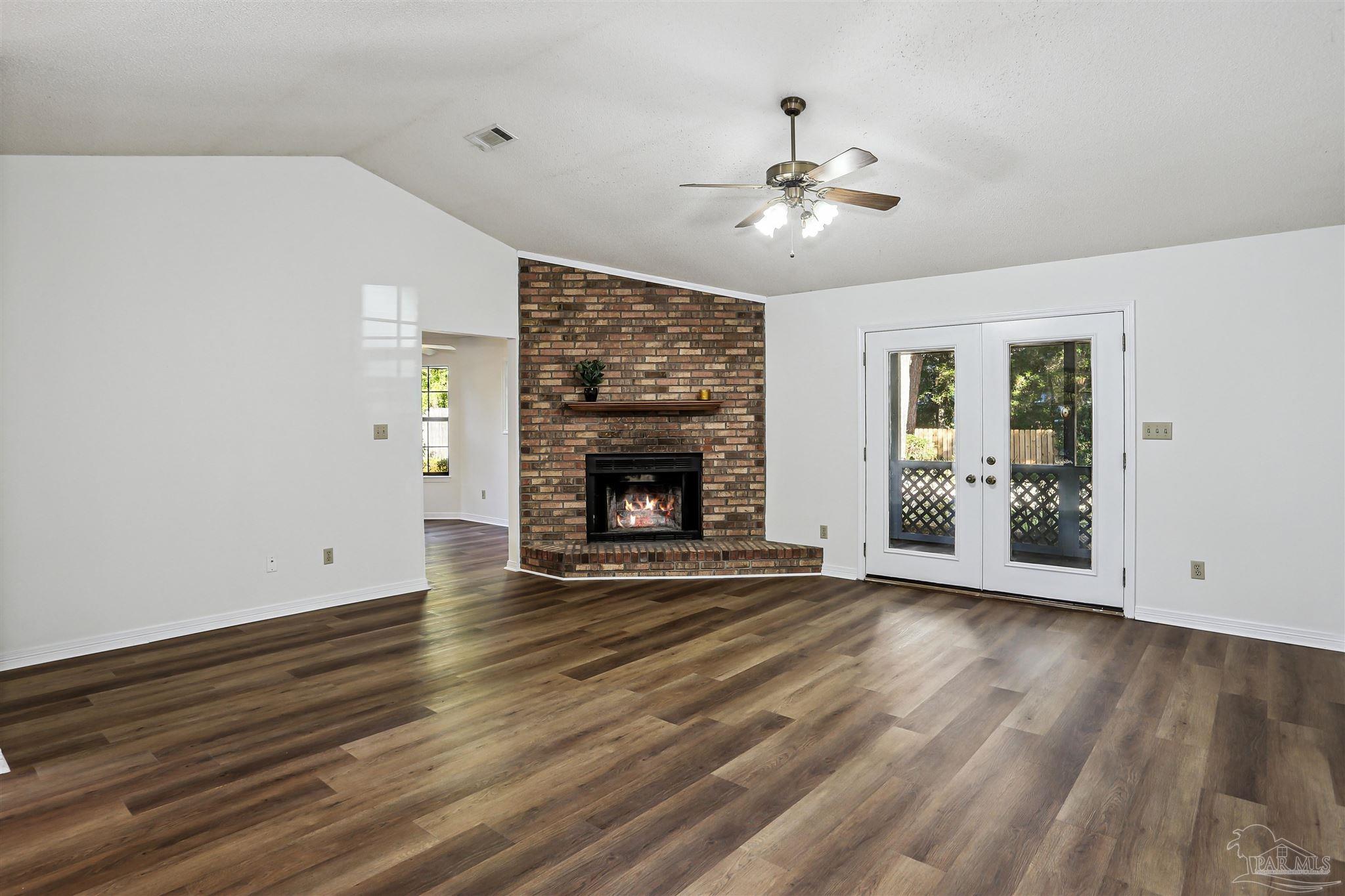 1328 Tiger Ln