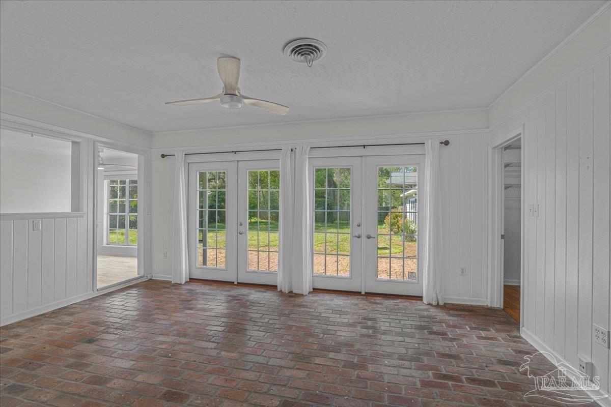 15 Lakeside Dr