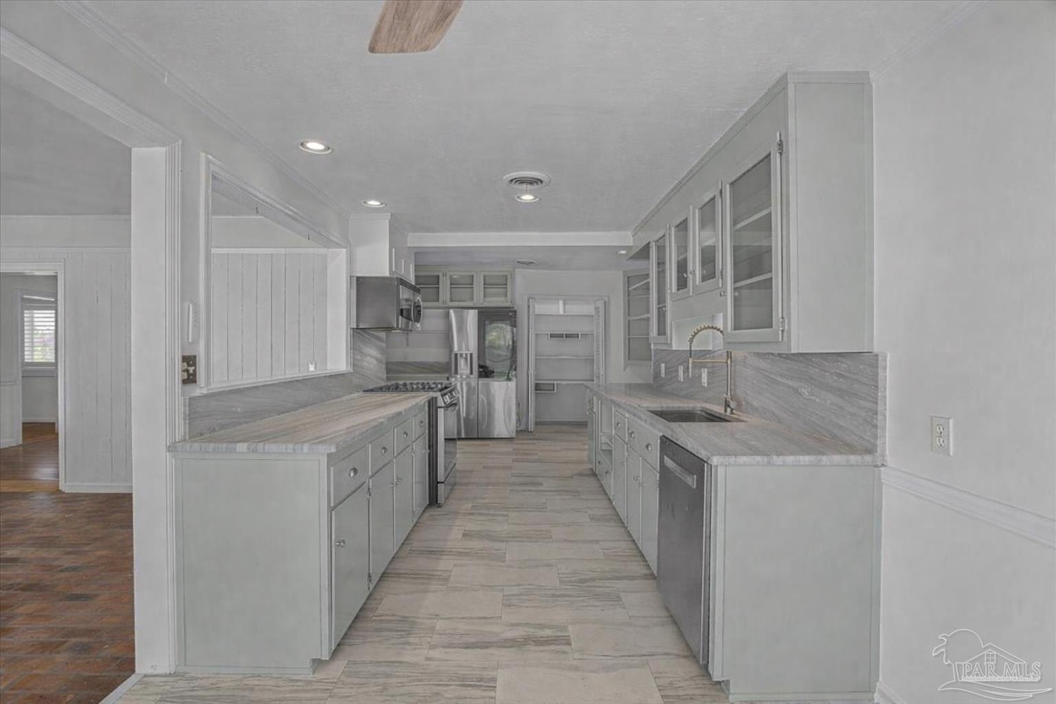 15 Lakeside Dr