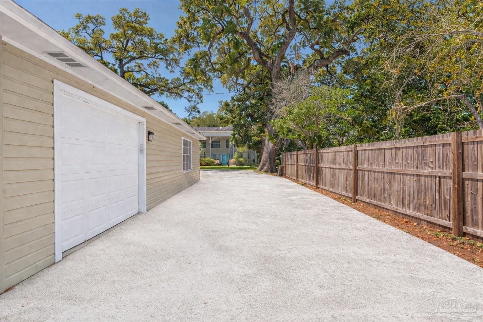 15 Lakeside Dr