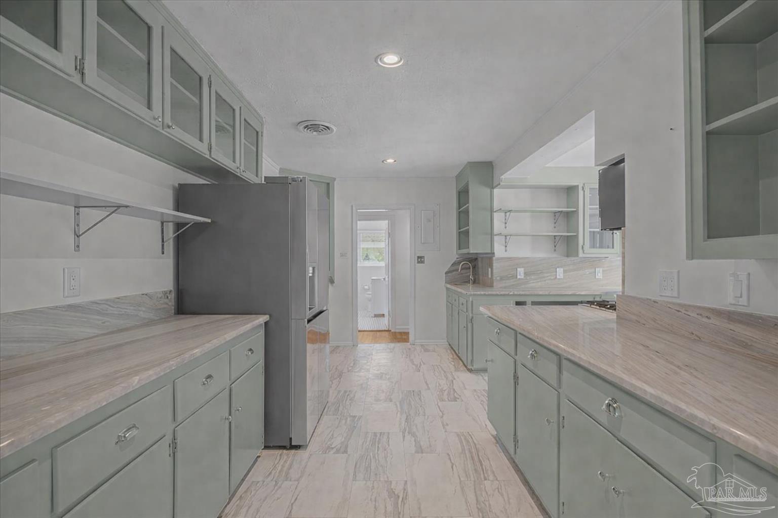 15 Lakeside Dr