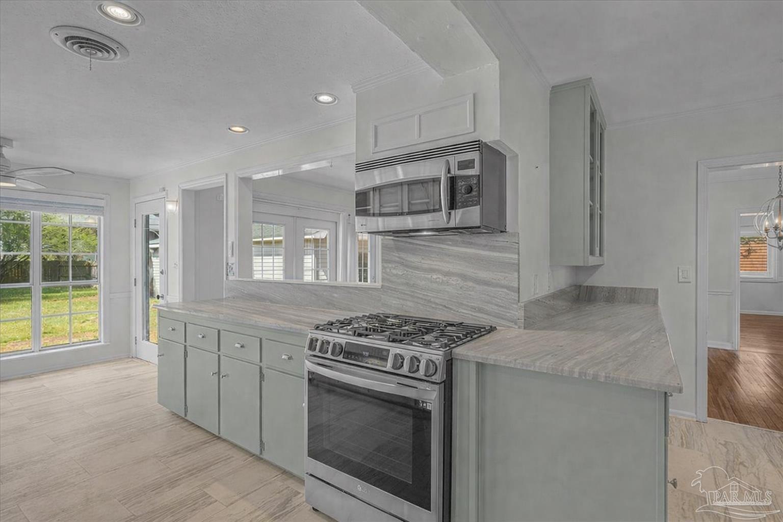 15 Lakeside Dr