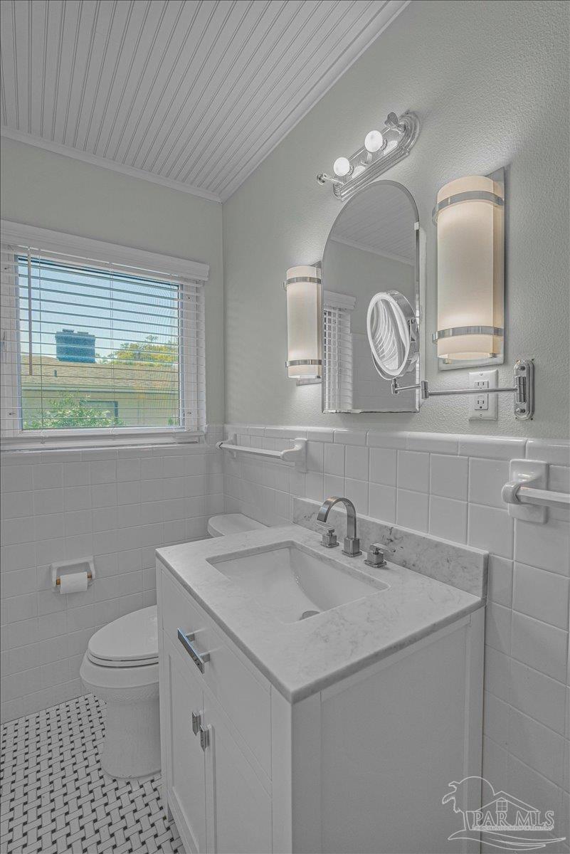 15 Lakeside Dr