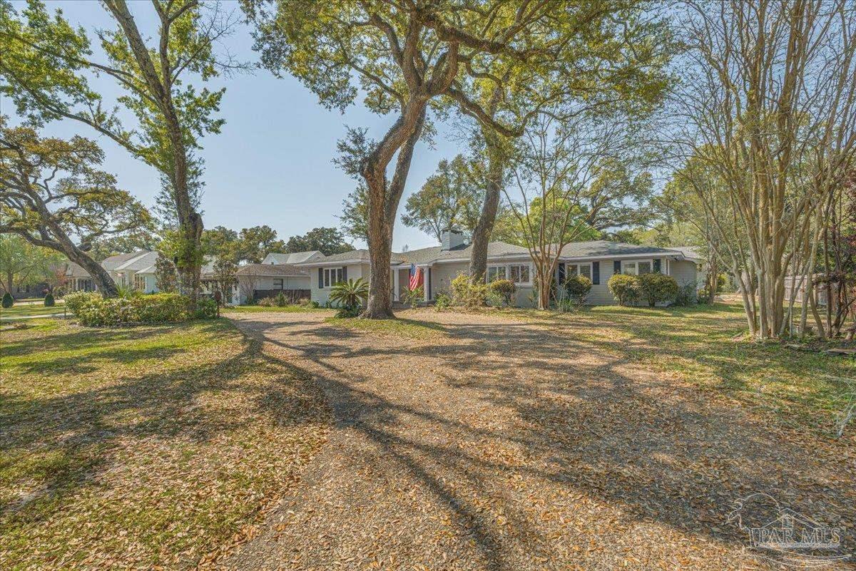 15 Lakeside Dr