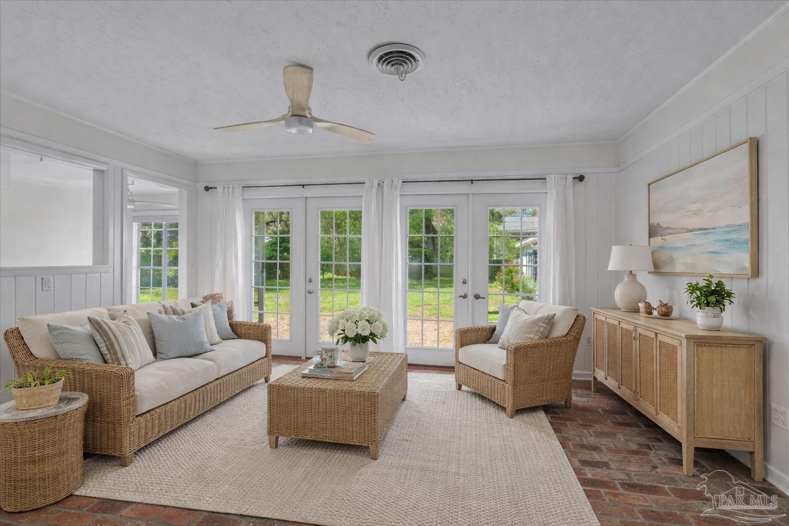 15 Lakeside Dr