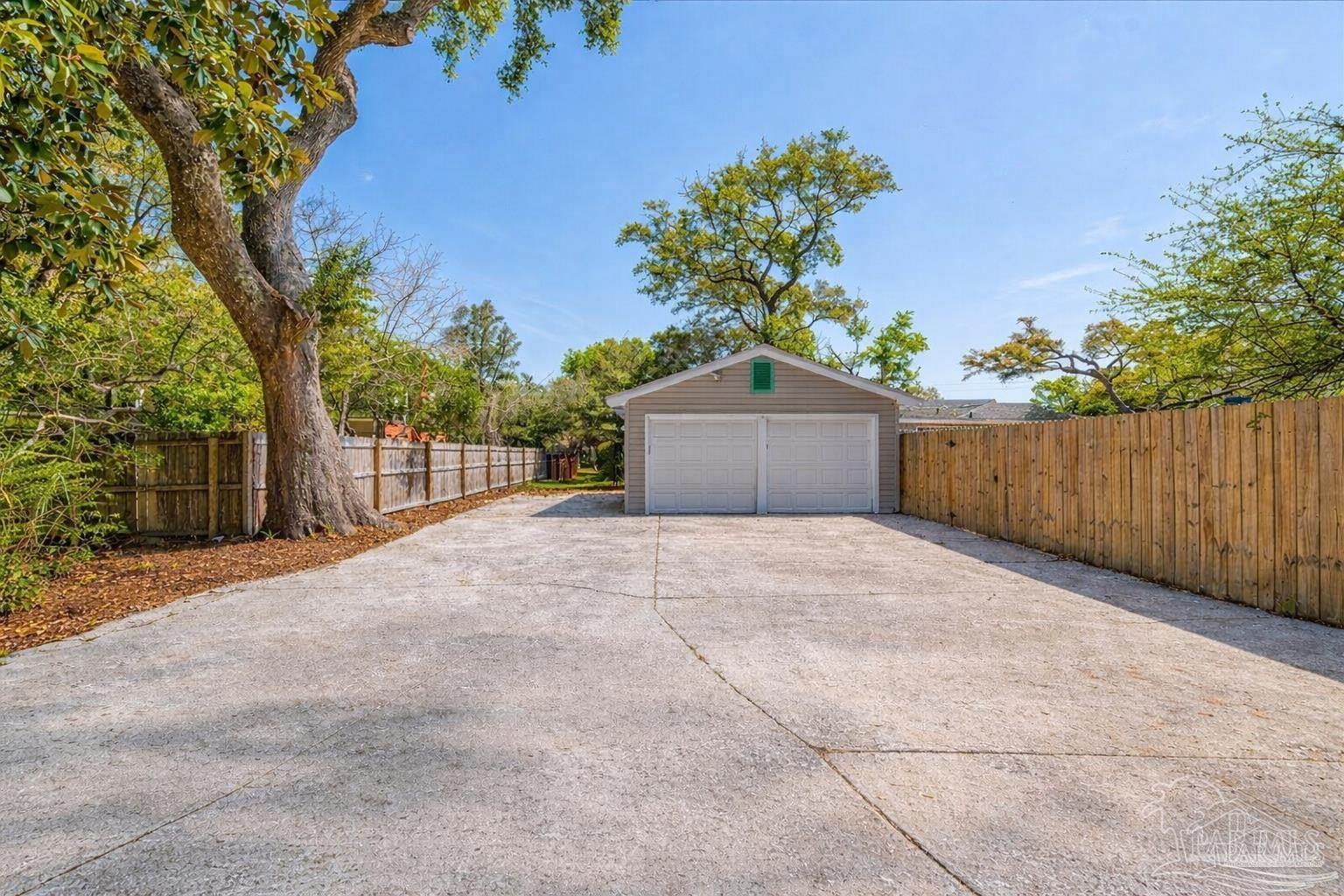 15 Lakeside Dr