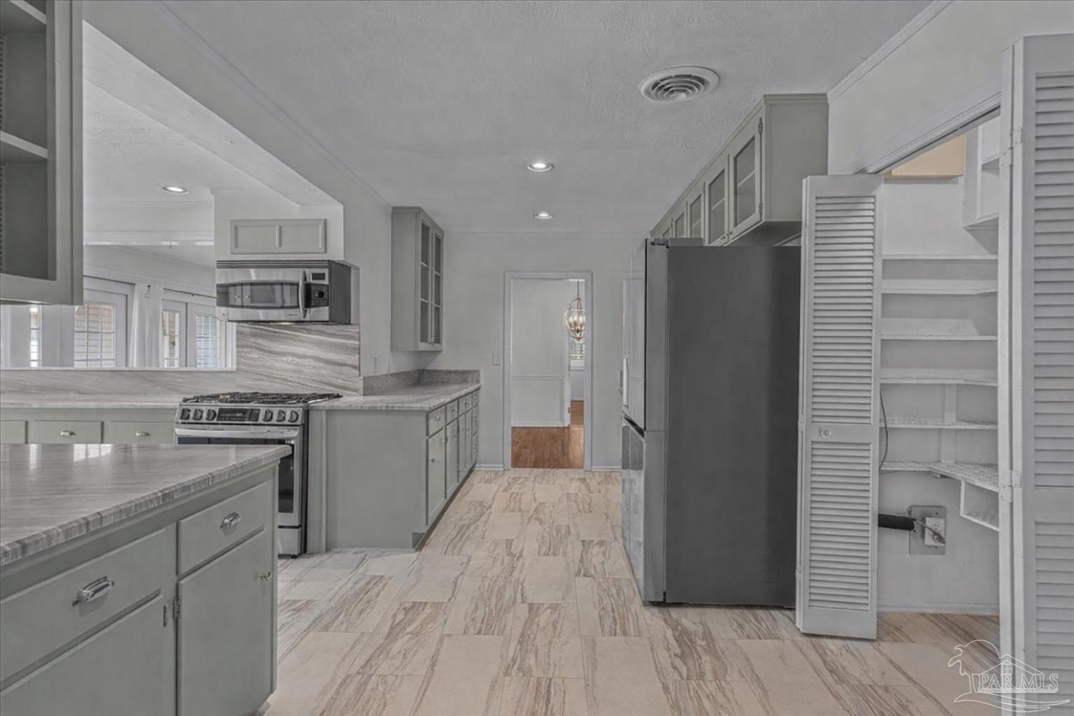 15 Lakeside Dr
