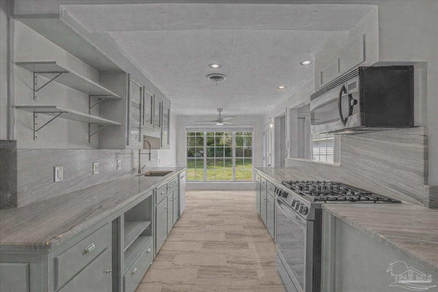 15 Lakeside Dr