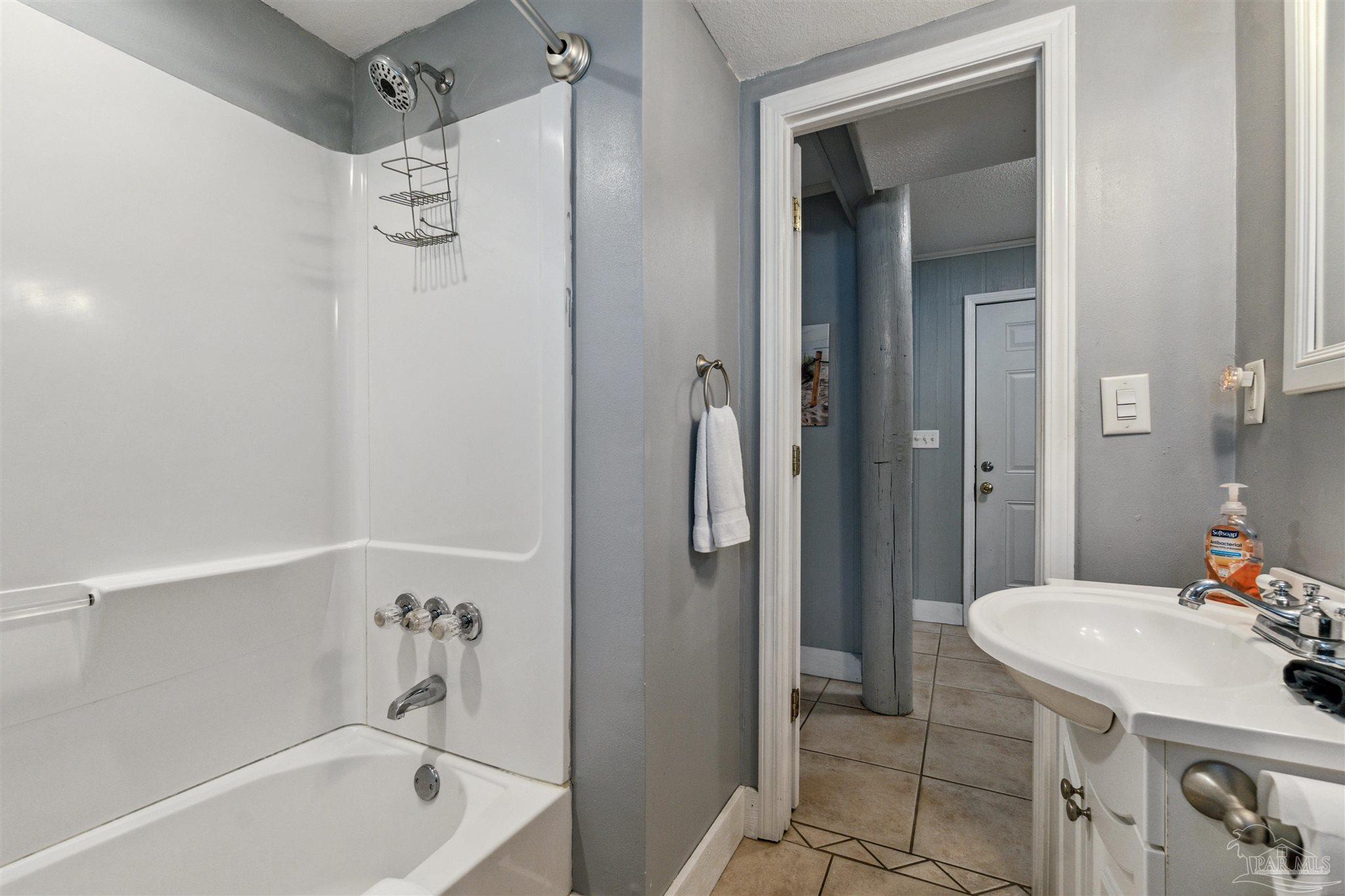 1005 Via Deluna Dr