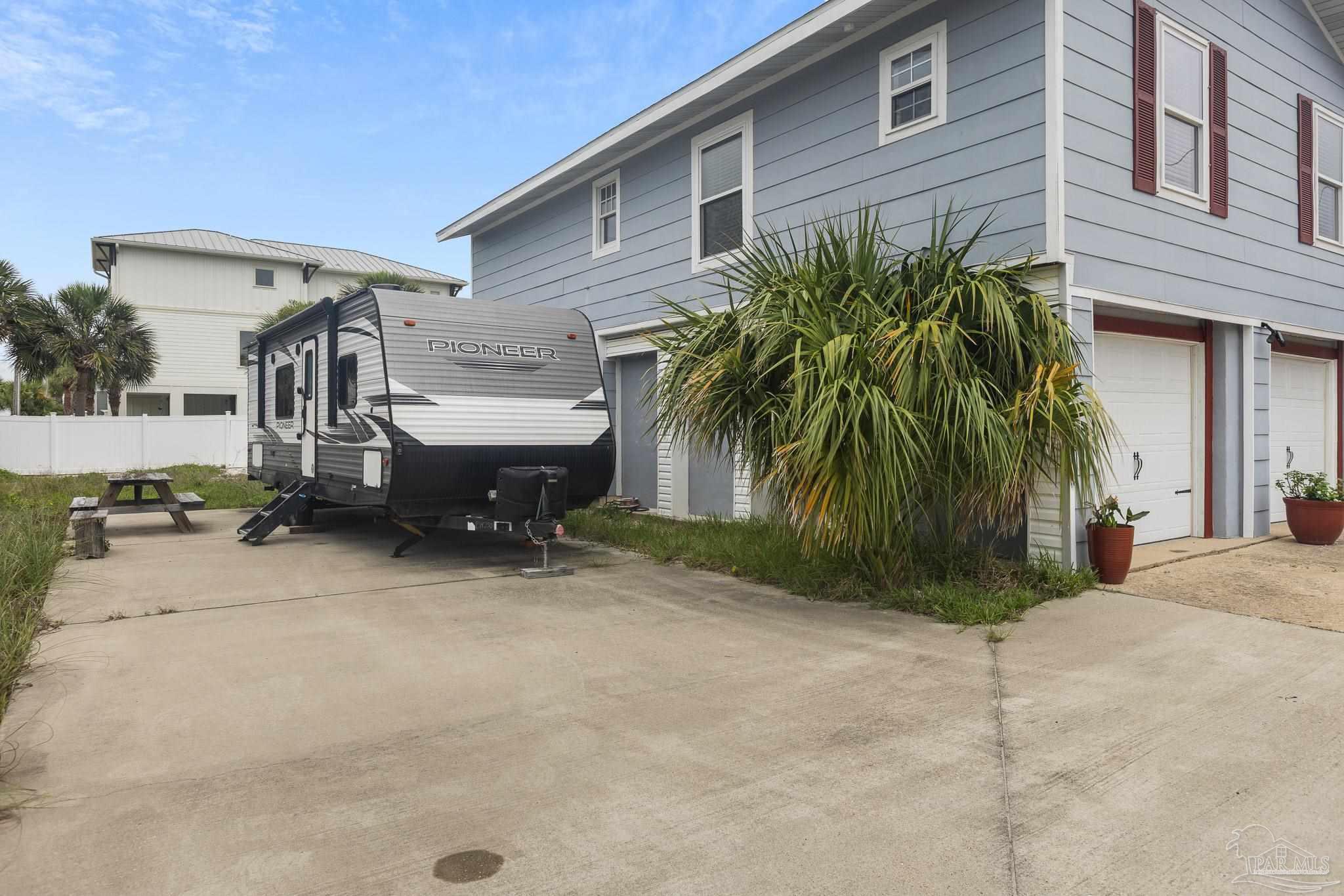 1005 Via Deluna Dr