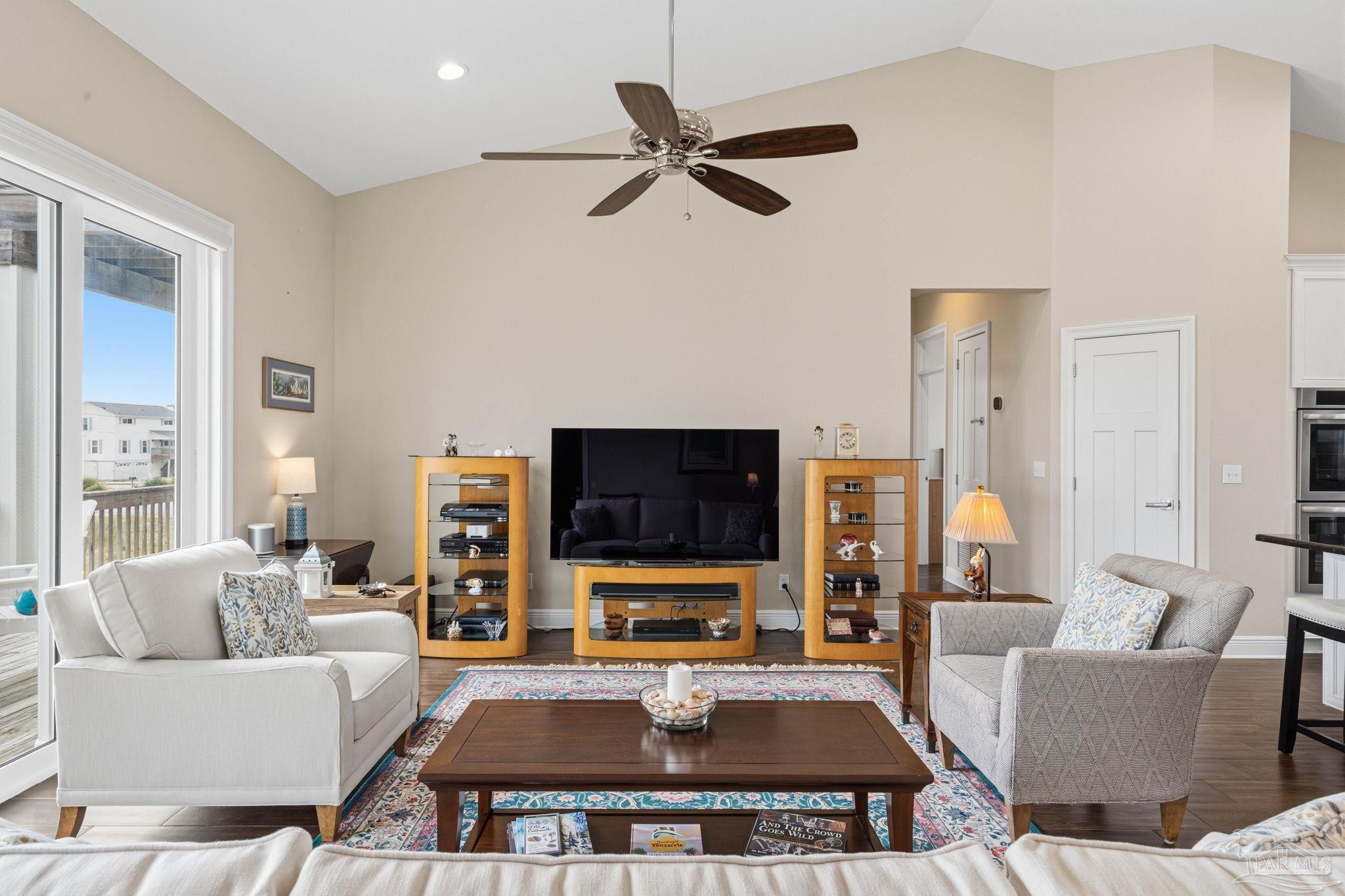802 Via Deluna Dr