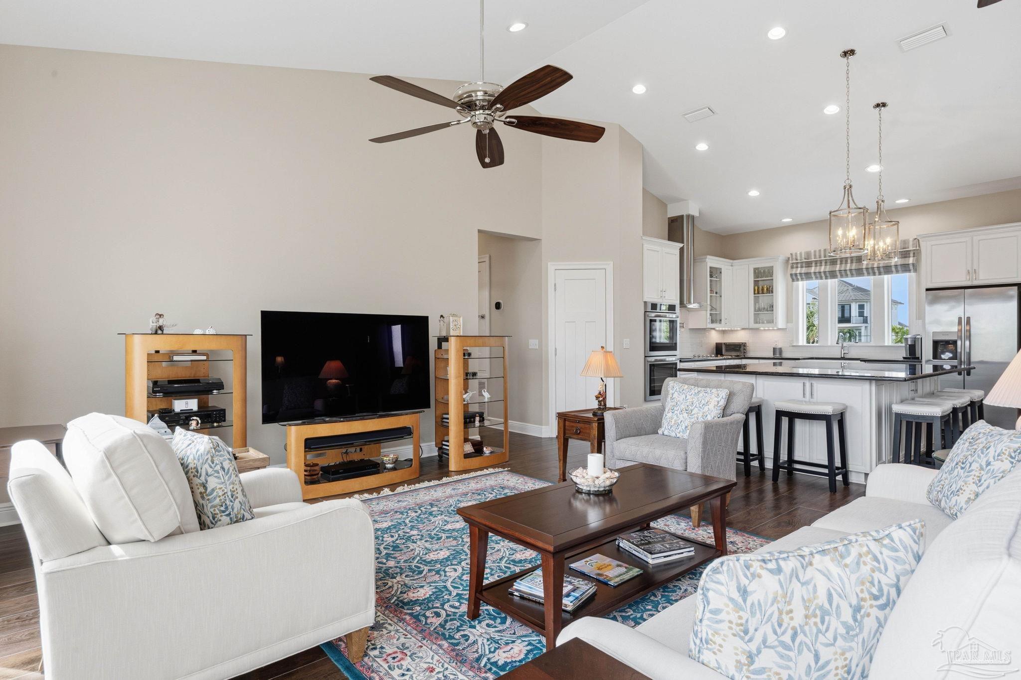 802 Via Deluna Dr