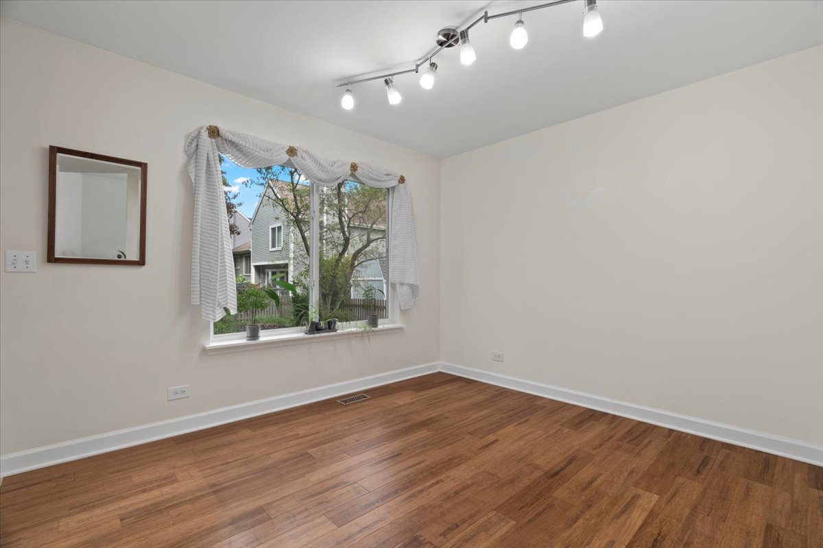 1387 London Court